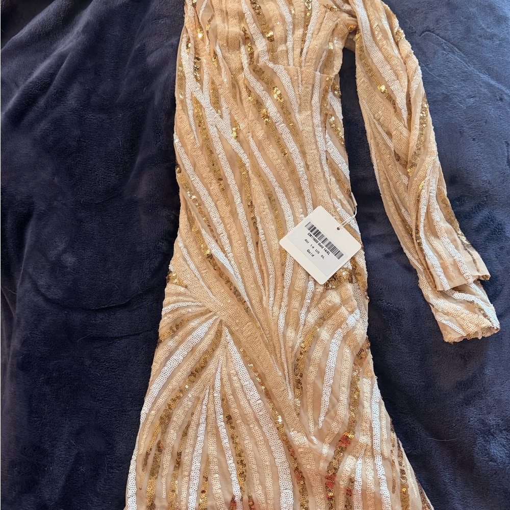 Selfie Leslie Karma Long Sleeve Keyhole Back Sequin Dress Gold - Picture 2 of 5